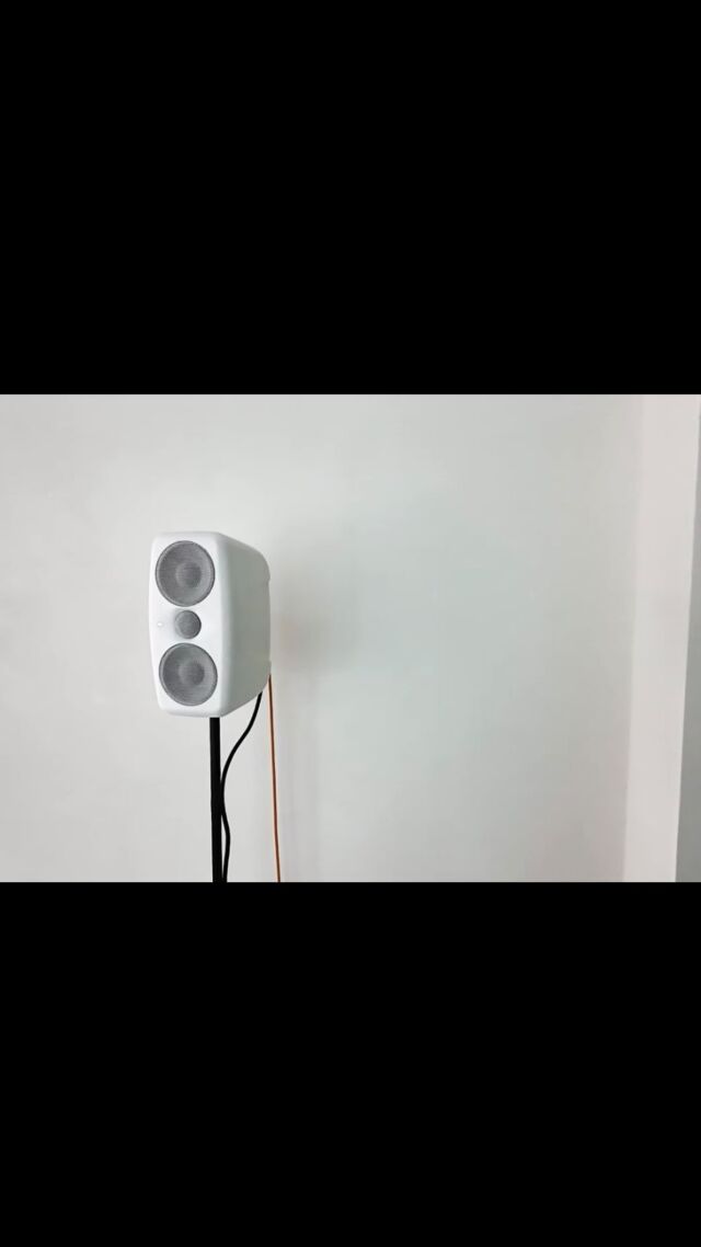 PW/GALLERYでは、坂本豊 長野光宏によるSpecial Exhibition 「AMBIENT FOR MODERN SOCIETY」 を開催中。

皆様のご来場心よりお待ちしております。

————————————

AMBIENT FOR MODERN SOCIETY 
@yukatashb
@naganomit

◻︎展示日時
10月26日(土)〜11月4日(月)
Open/13:00〜18:00/Close
10月28日(月)、10月29日(火)休廊
入場無料

————————————

坂本豊
長崎出身。ドイツ・ベルリンでの活動を経て帰国。シンセサイザーによる擬似自然音景「S.V.N.S.」を用いた独自のサウンドで、聴覚体験を通じて人々の意識を刺激する。モジュラーシンセサイザーを使ったライブや、国内アンビエントレーベル「Medium」からのアルバムリリースなど、精力的に活動中。九州産業大学では「サウンドデザイン」と「サウンドアート」の非常勤講師も務め、音楽制作の技術指導も行なっている。

————————————

長野光宏
福岡出身の映像作家。平面投影やビデオインスタレーションなど、視覚芸術を中心に活動。特に「認識と世界の関係」をテーマに、多様な表現を展開。サウンドや絵画など、他の芸術分野とのコラボレーションも積極的に行う。近年はグループ活動も開始。九州産業大学や専門学校で、映像制作やメディアアートに関する講義も担当し、後進の育成にも力を入れている。

————————————

※天候不良などで臨時休業する場合がございます。ご来場いただく前に @pwgallery_nagasaki のInstagramストーリーをご確認ください。

お問合わせ
PW/GALLERYのInstagramメッセージまたは、下記メールアドレスに問い合わせくださいませ。
studiohizenllc@gmail.com

————————————

@yukatashb
@naganomit
@pwgallery_nagasaki 

#長崎アート #長崎ギャラリー #長崎 #nagasaki #アート #art #pwgallery #yutakasakamoto #mitsuhironagano #坂本豊 #長野光宏