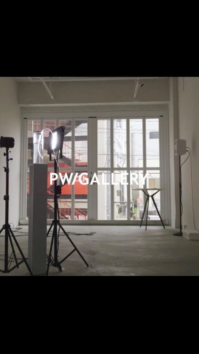 PW/GALLERYでは、坂本豊 長野光宏によるSpecial Exhibition 「AMBIENT FOR MODERN SOCIETY」 を開催中。

皆様のご来場心よりお待ちしております。

————————————

AMBIENT FOR MODERN SOCIETY 
@yukatashb
@naganomit

◻︎展示日時
10月26日(土)〜11月4日(月)
Open/13:00〜18:00/Close
10月28日(月)、10月29日(火)休廊
入場無料

————————————

坂本豊
長崎出身。ドイツ・ベルリンでの活動を経て帰国。シンセサイザーによる擬似自然音景「S.V.N.S.」を用いた独自のサウンドで、聴覚体験を通じて人々の意識を刺激する。モジュラーシンセサイザーを使ったライブや、国内アンビエントレーベル「Medium」からのアルバムリリースなど、精力的に活動中。九州産業大学では「サウンドデザイン」と「サウンドアート」の非常勤講師も務め、音楽制作の技術指導も行なっている。

————————————

長野光宏
福岡出身の映像作家。平面投影やビデオインスタレーションなど、視覚芸術を中心に活動。特に「認識と世界の関係」をテーマに、多様な表現を展開。サウンドや絵画など、他の芸術分野とのコラボレーションも積極的に行う。近年はグループ活動も開始。九州産業大学や専門学校で、映像制作やメディアアートに関する講義も担当し、後進の育成にも力を入れている。

————————————

※天候不良などで臨時休業する場合がございます。ご来場いただく前に @pwgallery_nagasaki のInstagramストーリーをご確認ください。

お問合わせ
PW/GALLERYのInstagramメッセージまたは、下記メールアドレスに問い合わせくださいませ。
studiohizenllc@gmail.com

————————————

@yukatashb
@naganomit
@pwgallery_nagasaki 

#長崎アート #長崎ギャラリー #長崎 #nagasaki #アート #art #pwgallery #yutakasakamoto #mitsuhironagano #坂本豊 #長野光宏
