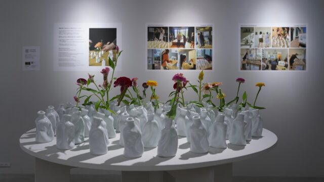 長崎市浜町にあるアートギャラリーPW/GALLERYでは、Vase to Pray Project 「祈りの花瓶展」の、オランダでの記録映像やプロジェクトの軌跡をたどる展示を、明日7月21日まで開催。

来場者が花を手向けることのできる本作は、個人の祈りが静かに交差し、重なり合っていく場でもあります。

本展は、平和の文化を考え、受け継ぎ、発信していくためのひとつの試みです。
どうぞ会場にて、その祈りのかたちに触れてみてください。

皆様のご来場心よりお待ちしております。

————————————

◻︎展示日時
7月12日(土)〜7月13日(日)
7月16日(水)～7月21日(月祝)
Open/13:00～18:00/Close
月曜・火曜休廊

◻︎会場：PW/GALLERY

後援：長崎市
協力：長崎大学情報データ科学部 金谷研究室（madlab）

————————————

※天候不良などで臨時休業する場合がございます。ご来場いただく前に @pwgallery_nagasaki のInstagramストーリーをご確認ください。

お問合わせ
PW/GALLERYのInstagramメッセージまたは、下記メールアドレスに問い合わせくださいませ。
studiohizenllc@gmail.com

————————————

@vtp_project 
@pwgallery_nagasaki 

#長崎アート #長崎ギャラリー #長崎 #nagasaki #アート #art #pwgallery
#VasetoPray #祈りの花瓶 #平和への祈り