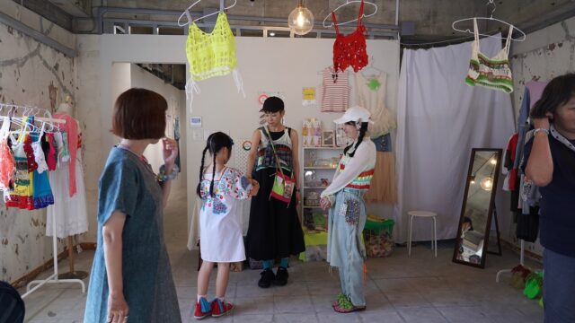 長崎浜の町にあるアートギャラリーART SPACE uca では、長崎のクリエイター8名によるグループ展「Lemniscate」を開催中。

本日17:00まで。
皆様のご来場心よりお待ちしております。
　　
袴田十莉 @jujixjuri  towa @towa_art_nagasaki  palan @palan9256  Mix au-lait @mix_au_lait  tateyoko @_tateyoko_non  22andMe @22ninime11 

会期 : 8月16日(土)-8月17日(日)
時間 : 11:00-17:00 入場無料
場所 : ART SPACE uca @artspaceuca
　　　長崎市浜町2-25 Largoビル３階

————————————

◻︎作家コメント
横に倒した「8」の形ー無限大のように、楽しいつながりがどこまでも広がっていきますように。 昨年出会った長崎のクリエイター8人が集まり、この名前に想いを込めました。 イラスト、ビーズアクセサリー、ニット小物、リメイク古着 それぞれの手仕事が紡ぐ、唯一無二の世界。 小さなときめきが、そっとあなたの日常に寄り添いますように。

————————————

※天候不良などで臨時休業する場合がございます。ご来場いただく前にのinstagramストーリーをチェックください。

お問合せ
ART SPACE ucaのinstagramメッセージまたは、下記メースアドレスにお問い合わせくださいませ。
studiohizenllc@gmail.com

————————————

袴田十莉 @jujixjuri  towa @towa_art_nagasaki  palan @palan9256  Mix au-lait @mix_au_lait  tateyoko @_tateyoko_non  22andMe @22ninime11 

#長崎 #nagasaki #長崎ギャラリー #長崎アート #グループ展 #artspaceuca