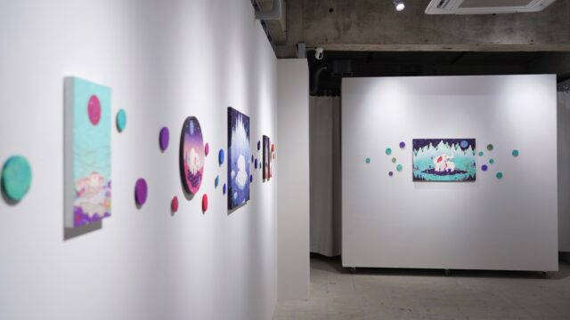 長崎浜町にあるアートギャラリー
ART SPACE ucaでは、現代日本画家ツジモトコウキによるSpecial Exhibition 「Sanctuary 」を開催中。

皆様のご来場心よりお待ちしております。

————————————

Sanctuary 

@koki.tsujimoto

◻︎展示日時
8月23日(土)〜8月30日(土)
Open/13:00〜18:00/Close
月曜・火曜休廊
入場無料
23日、24日作家在廊予定

————————————

【作家コメント】
現代日本画家・ツジモトコウキは、「生き物たちが紡ぐ幽玄なる世界」を主題に、動植物の姿を通して生命の神秘と美を描き出します。
古典的な日本画の技法と象徴的モチーフに、鮮やかな彩色と現代的なデザイン性を重ね、作品には生き物たちの愛らしさや逞しさ、植物の気高くも繊細な美しさが織り込まれています。
一枚一枚の画面に、見る者の想像を誘う物語が静かに息づいています。

【略歴】
ツジモトコウキ
2012年 多摩美術大学 造形表現学部 造形学科卒業

中学生の頃に工業デザインに憧れ美術の道へ。高校で伊藤若冲の日本画に魅了され日本画家を目指し多摩美術大学に進学。
卒業後、日本古来の縁起物をモチーフにオリジナルの物語でポップな配色を取り入れた新しい日本画を制作している。

————————————

※天候不良などで臨時休業する場合がございます。ご来場いただく前に @artspaceucaのInstagramストーリーをご確認ください。

お問合わせ
ART SPACE ucaのInstagramメッセージまたは、下記メールアドレスに問い合わせくださいませ。
studiohizenllc@gmail.com

————————————

@koki.tsujimoto
@artspaceuca

#長崎アート #長崎ギャラリー #長崎 #nagasaki #アート #art #artspaceuca #kokitsujimoto