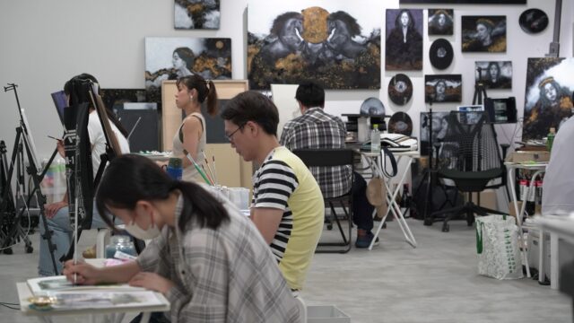 HIVEの制作の様子
少しずつ描き進めながら、それぞれの表現が広がっています。
完成が待ち遠しい時間もまた、アートの楽しみです。

#artstudiohive #長崎絵画教室 #制作風景 #長崎アート