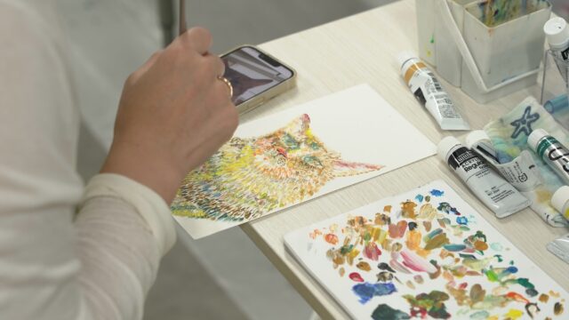 レッスンの一コマ

仕事帰りに気軽に、休日にじっくり
それぞれのスタイルで制作を楽しめる場所。
多様な表現や目的に寄り添いながら、「自分のペースで続けられる環境」を大切にしています。

日々の積み重ねが作品となり、心に残る時間へ。

「長崎の芸術の土を耕す」
私たちは長崎の芸術の土を耕しながら、アートを日常に根づかせていきます。

#artstudiohive #絵画教室 #長崎アート #制作風景 #長崎