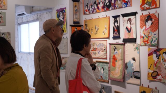 長崎市浜の町にあるアートギャラリーART SPACE ucaにて開催されました、中宮景子『使わなくなった着物・帯・布で作った絵画展』は、盛況のうちに終了いたしました。

ご来場くださいました多くの皆さまに、心より御礼申し上げます。

————————————

中宮景子| Keiko Nakamiya

会期 : 11月8日(土)-11月9日(日)
時間 : 13:00-17:00 入場無料
場所 : ART SPACE uca @artspaceuca
　　　長崎市浜町2-25 Largoビル３階

————————————

◻︎作家コメント

子どものころから、レース糸でバッグやテーブルクロスを編むなど、形ができあがっていく過程に「楽しさ」と「嬉しさ」を感じてきました。

友人が手芸教室に通っていたことをきっかけにヒントを得て、子育てが一段落した頃から「布アート」に夢中になりました。

平面の作品ではありますが、布の重なりや質感から、動きを感じられる表現になっていると思います。

————————————

#長崎 #nagasaki #長崎ギャラリー #長崎アート #artspaceuca