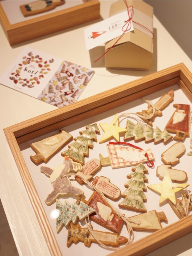 長崎浜の町にあるアートギャラリーART SPACE uca では、ヒナミノクッキーkotiによるSpecialExhibition「koti展」を開催中！

皆様のご来場心よりお待ちしております。

————————————

Special Exhibition
koti展

ヒナミノクッキーkoti 朝永舞子
@maimai.hri 

絵画やポストカード
アイシングクッキーの展示販売

◻︎会期 
11月14日(金) 11:00-16:00
11月15日(土) 11:00-18:00
11月16日(日) 11:00-17:00

◻︎場所
ART SPACE uca @artspaceuca
長崎市浜町2-25 Largoビル３階

————————————

◻︎作家コメント
お塩を少し
日焼けしたクッキーに
甘い砂糖で季節の絵を描いています。
アイシングクッキーは食べ物です。

可愛くって食べられない

うんうん、そうですよね。

でも、おいしくいただいて、
なくなったら
また次も♩と
楽しみが続いていくのが
アイシングクッキーの
残らない儚さの魅力です。

季節も移り変わるから
寂しさがあるけれど
新しい季節がやってくる嬉しさや楽しみが
あります。

このkoti展では、
あえて残るモノも作り、
アイシングクッキーの儚さの魅力を
感じて欲しいと思っています。

と、同時に残るモノの愛おしさも

————————————

◻︎アーティスト略歴
ヒナミノクッキーkoti
朝永舞子

愛媛に生まれる。
18歳、長崎大学に進学。
初等教育と中等美術の教員免許を習得するが、
小さい頃からの夢だった幼稚園教諭の道に進み、7年間務める。その際、担任とは別に子育て支援教室の担当を持つことになり、将来こういったことを仕事にしたいと漠然と思う。

子育て中、友人に誘われてアイシングクッキー教室に参加。興味がなかったが、集中することでリフレッシュし、以前漠然と思ったことが、これだ！と一致する。通信で資格を取り、自宅にて教室を開くようになる。購入したいという声を多くいただくようになり、石橋を叩いて叩いて渡る夫をなんとか説得し、自宅に工房を増設し、7年前にヒナミノクッキーkotiをはじめる。

————————————

※天候不良などで臨時休業する場合がございます。ご来場いただく前にのinstagramストーリーをチェックください。

お問合せ
ART SPACE ucaのinstagramメッセージまたは、下記メースアドレスにお問い合わせくださいませ。
studiohizenllc@gmail.com

————————————

@maimai.hri
@artspaceuca 

#長崎 #nagasaki #長崎ギャラリー #長崎アート #artspaceuca #koti #ヒナミノクッキー #アイシングクッキー