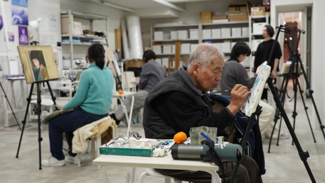 FRIDAY LESSON

今年も残りわずか。
寒い中ですが、教室では今日もそれぞれのペースで制作が進んでいます☃️

今日で今年の制作を終える生徒さんもいて、それぞれの一年の区切りを感じる時間でした😌

明日は、今年最後のレッスンです✨