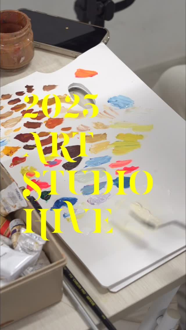 2025年はMOYUさん @moyu_oil_painting の作家デビューをはじめ、アーティスト志望の方々の成長や県内外のグループ展への挑戦、アートディレクターやインストラクターとして力をつけた方、そして新たにアートイベントのスタッフとして関わってくれた方など、それぞれが、それぞれの場所で挑戦と確かな成長を感じられる一年だったと思います🌱

また、新しく多くの会員さんを迎え、描く作品のジャンルも広がりHIVEの層がより厚くなった一年となりました。
絵の具に初めて触れた会員さんも多く、絵を描くことは、ときに挑戦であり勇気のいる行為ですが、これからも一人ひとりに丁寧に寄り添い一緒に歩んでいけたら思います💪

2026年3月には HIVE EXHIBITION を予定しています。
また一緒に充実したアート体験を重ねていきましょう👩‍🎨🧑‍🎨

今年一年、本当にありがとうございました。
どうぞ良い年をお迎えください🙇‍♂️

代表 辻本健輝