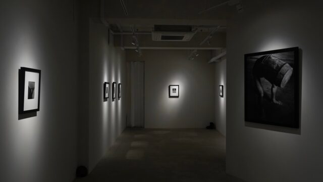 永田崚「only wish: to remain in memory」は、盛況のうちに会期を終了いたしました。ご来場いただきました皆様に心より感謝申し上げます。

三年前に開催された「ぼく自身のための、無節操な写真たち」から時間を経て、本展は作家にとって二度目の個展となりました。
前回の衝動性を内包しながらも、本展ではより静謐で深度を増した視座が示され、作家の確かな歩みが感じられる内容となりました。会期中は多くの来場者にご高覧いただき、作品と向き合う時間が静かに共有されましたことを主催者として大変嬉しく思います。

今後の永田崚の活動に引き続きご注目いただければ幸いです。

PW/GALLERY

@nature_nagata 

@pwgallery_nagasaki 
@artspaceuca