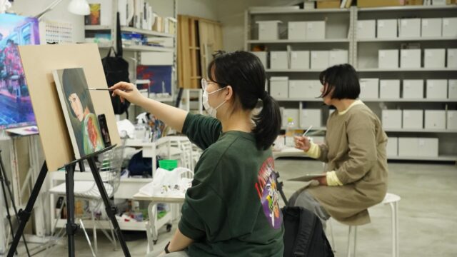 制作風景🎨

それぞれモチーフや作品と向き合いながら制作を進めました。ART STUDIO HIVEでは、初心者の方から経験者の方まで、一人ひとりのペースに合わせてレッスンを行っています。

油絵・アクリル・デッサンなど、制作内容も自由に選びながら学んでいただけます。

見学・体験も随時受付しております◎