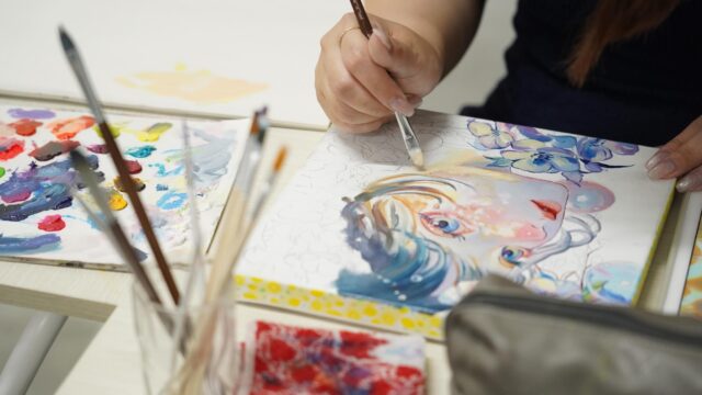 一般クラスの制作風景🎨

当スタジオには、中学生から90代の方まで幅広い世代の方が通われています。趣味として絵を楽しむ方、美大受験を目指す方、コンクールに挑戦する方、そして作家として活動している方まで、経験や目的もさまざまです🧑‍🎨

制作に取り組むだけでなく、画集を読んだり、活動している作家の話を聞いたりと多様な価値観や表現に触れられるのも教室の魅力の一つです。それぞれが自分のペースで学びながら、充実した制作時間を過ごしています🎨

見学・体験も随時受け付けております。お気軽にお問い合わせください。