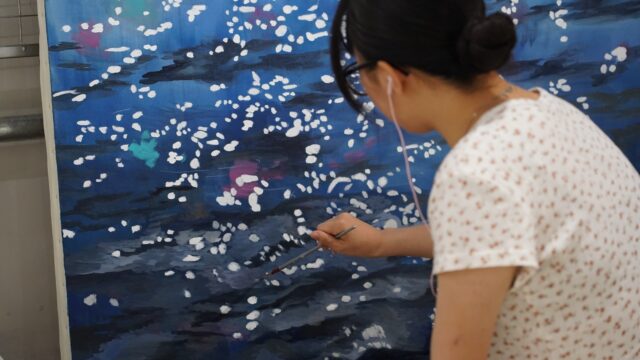 絵画教室制作風景
一人ひとりのペースで、じっくりと制作。

ART STUDIO HIVEでは、初心者の方から経験者まで、それぞれの「描きたい」に寄り添いながらレッスンを行っています。

それぞれ違う作品が少しずつ形になってきています。