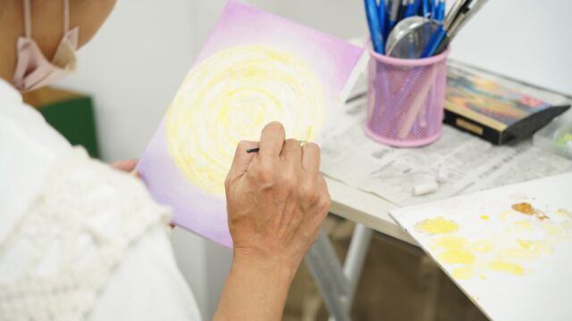 ART STUDIO HIVE
レッスン風景。

それぞれが、自分の作品と向き合う時間。

描きたいものも、使う画材も、制作のペースも人それぞれ。HIVEでは一つの課題を全員で進めるのではなく、それぞれの目的や表現に合わせて、講師が制作をサポートしています。

油彩、アクリル、水彩、デッサンなど、基礎を学びたい方から、自分らしい表現を深めたい方まで。
「上手く描く」ことだけではなく、
つくること、考えること、試してみることを大切に。

今日もそれぞれの作品が、少しずつ形になっています。

ART STUDIO HIVE

#長崎絵画教室 #長崎アート