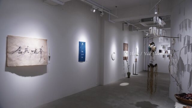 長崎市浜町にあるPW/GALLERYにて、旅人＆アーティスト・中谷優希による個展「華」を開催中。

中谷優希 @yu__1231
1996年長崎県生まれ。
7歳から続ける書道を軸に、旅の中で出会った土地や人、そこで生まれた感情や経験を作品へと昇華しながら、国内外で表現活動を続ける。
2023年、片道航空券を手にヨーロッパへ渡り、路上で書道作品を販売しながら約4ヶ月間を旅します。その経験から得た「世界は愛でできている」という実感をもとに、帰国後はエッセイ『LOVE』を自費出版。

2024年には東京で初個展「あいま。」を開催。その後も28Lのバックパックひとつでアジア各地を巡り、書やパフォーマンス、ワークショップなど、旅と出会いの中から生まれる表現を続けてきました。

自身が人生の中で最も長く過ごした場所・長崎で開催する本展「華」。

書道作品に加え、映像作品、そして最も時間と労力をかけて制作した大型の立体作品を発表します。

2026年10月から再びアジア〜南米への旅を予定する中谷優希。新たな旅立ちを前に、長崎で開催する個展となります。

ぜひこの機会にご覧ください。

◻︎展示情報
華 Hana
旅人＆アーティスト / 中谷優希
@yu__1231

◻︎日時
9月23日(水) - 27日(日)
13:00 - 18:00

入場無料

◻︎会場
PW/GALLERY @pwgallery_nagasaki
長崎市浜町2-25 Largoビル2階

※天候不良などにより臨時休業する場合がございます。ご来場前にPW/GALLERYのInstagramストーリーをご確認ください。